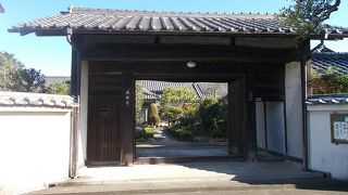 さきたま古墳群公園の中にある寺です。