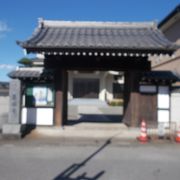 唐沢川の東側にあります。