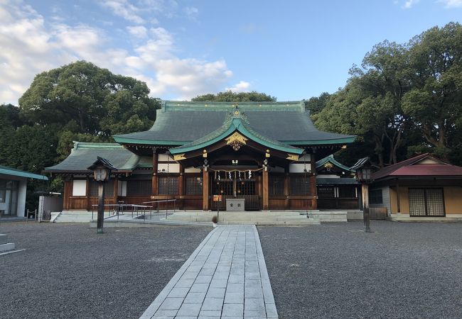 「川名の弁天様」で知られ弁天の池には昔から多くのカメがいる