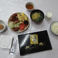 朝食。ご飯、味噌汁はお代わりできる。