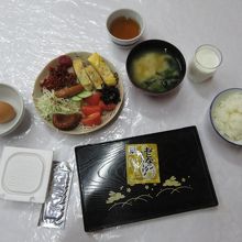 朝食。ご飯、味噌汁はお代わりできる。