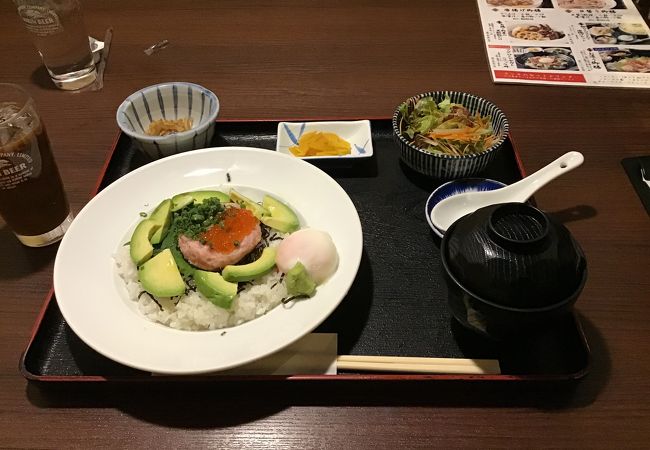 ランチでマグロとアボカドのユッケ丼をいただきました