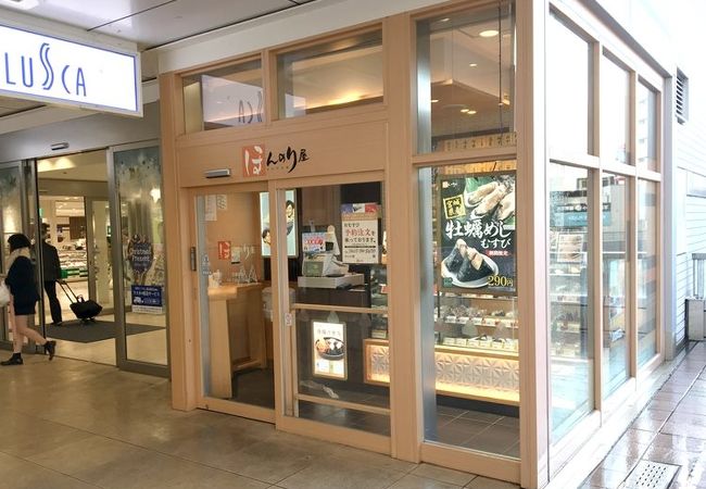 駅ビルのエントランス手前でわかりやすい場所