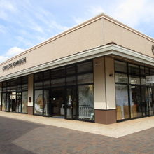 通りの角にあります