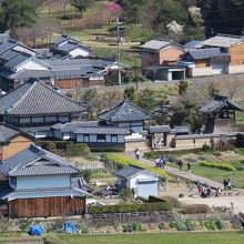 飛鳥寺の西門を出入りする人々がよく見えました。