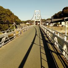 歩ける橋（自動車も来るので注意）。