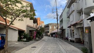 おしゃれな石畳通りで沖縄の焼物の歴史を満喫しましょう
