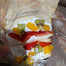 フルーツサンド(苺1個落ちたので少ないです)