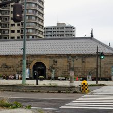 運河横に建っています
