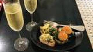 グラスのスパークリングワイン（カヴァ）はお手頃でした