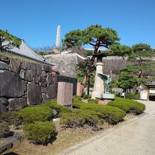 なるほど入口に鶴の銅像がある。