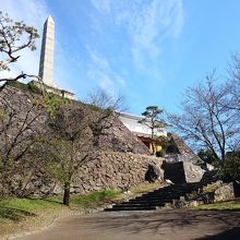 鉄門が復元されている。