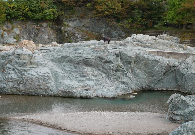 文字通りの青い岩