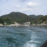 三四郎島では、引き潮の時に「トンボロ」(陸地と島をつなぐ州)という現象が出現します。