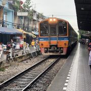 ウォンウェンヤイ駅からローカル列車に乗ってマハチャイでカイプーを食す