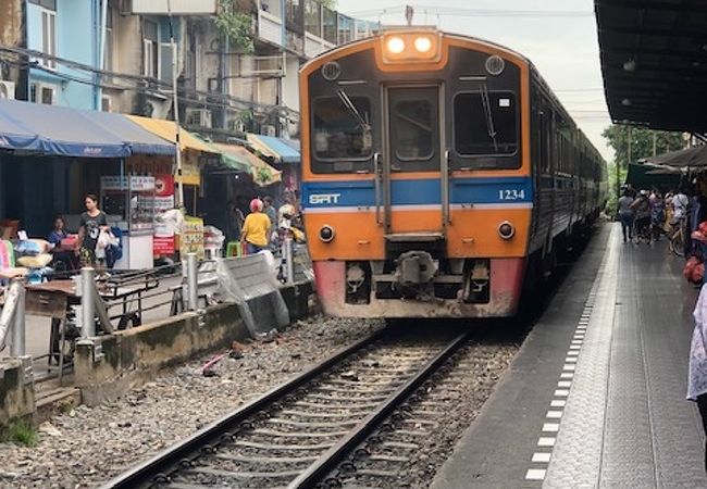 ウォンウェンヤイ駅からローカル列車に乗ってマハチャイでカイプーを食す