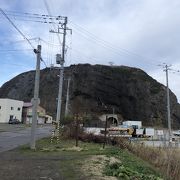 岩の頂上まで登ることができます