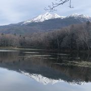 硫黄山が湖面に映っていました