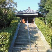 石段を登った先にある八角形のお堂です