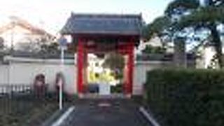 高崎城の大手門にあたる場所にあります。