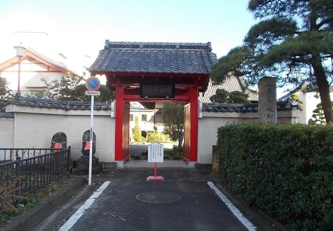 高崎城の大手門にあたる場所にあります。