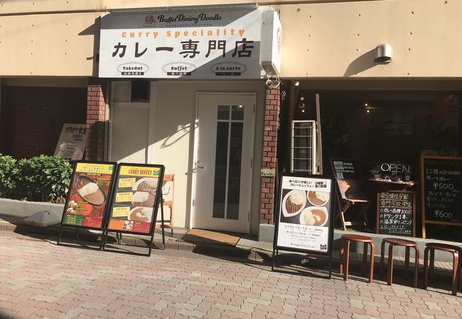 洒落たカレービュッフェの店。価格に驚く