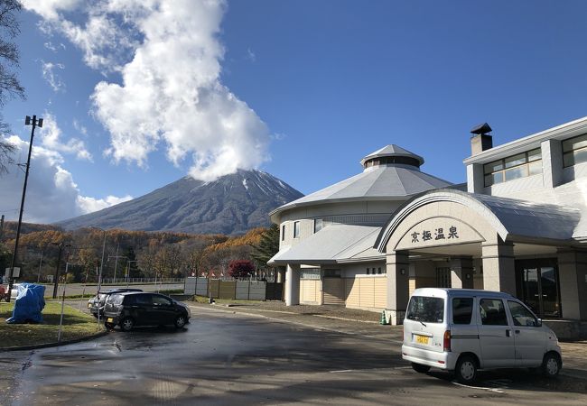 快晴の羊蹄山を眺めながらの外気浴。水風呂は１１月でも思ったほど冷たくなく