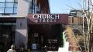 色々なお店がぎっしり並ぶ