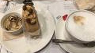 立地のわりにケーキセットが980円（税別）と安いです。