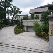 近代的で都会的な寺院の印象