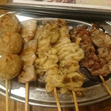 鶏皮串焼き、豚タン串焼きなど
