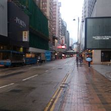 ブランドショップや有名レストランの多い通り