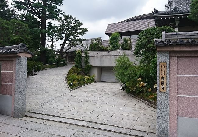 近代的で都会的な寺院の印象