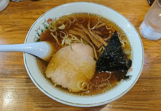 脂の浮いた魚介系醤油スープ