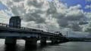 宍道湖に架かる