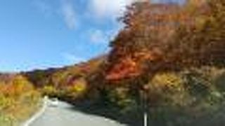 紅葉の絶景の山岳道路