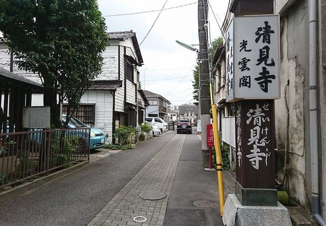 短いながらも参道もあります