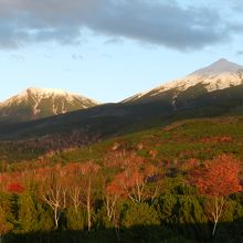 美しい紅葉の美瑛岳と美瑛富士