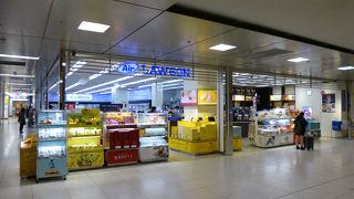 京急線の改札を出てすぐの場所です