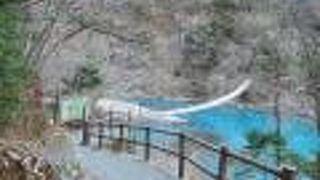 絵の具みたいな水色