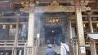 朱塗りの那智大社のすぐ隣ですが、こちら（西国三十三所第一番札所）に多くのお遍路さんが訪れていました