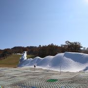 人工降雪機で雪の山を作っていました