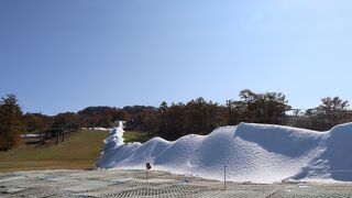 人工降雪機で雪の山を作っていました