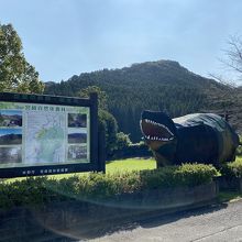 駐車場の先にある恐竜と看板の横からスタート