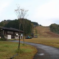 隣接するキャンプ場とスキー場