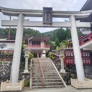 9回本殿をまわるお千度が有名な神社