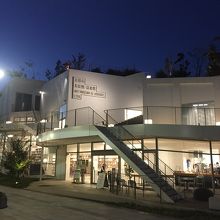 太田駅横の太田市立図書館です。