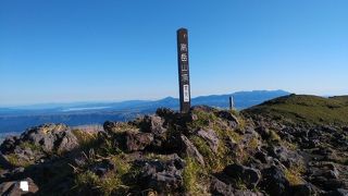 火口の噴煙や麓の風景が絶景