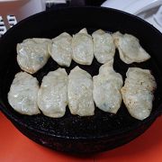 熱々の鉄板でだされる焼き餃子。皮がモチモチ、ギョウザの底がカリカリな食感。