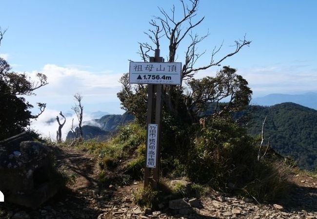 静かな山歩きと山頂からの絶景